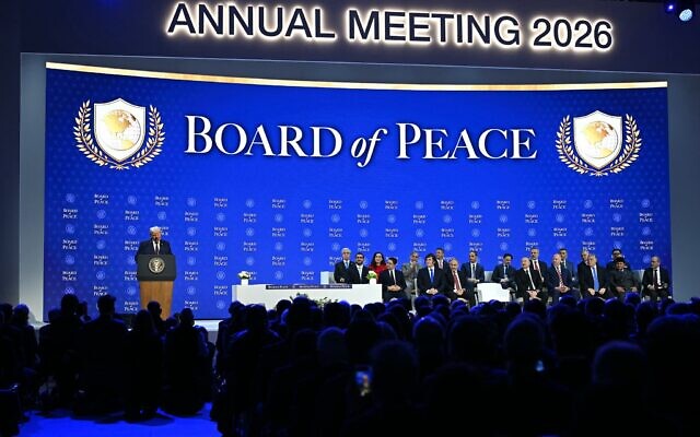 Le président américain Donald Trump annonçant la Charte du « Conseil de Paix » lors de la réunion annuelle du Forum économique mondial, à Davos, en Suisse, le 22 janvier 2026. (Crédit : Fabrice Coffrini/AFP)