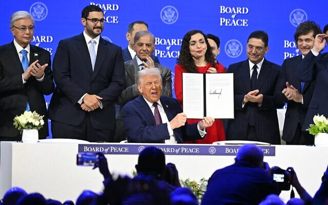 Le Premier ministre pakistanais Shehbaz Sharif (3ᵉ à gauche), la présidente du Kosovo Vjosa Osmani (au centre à droite) et le président argentin Javier Milei (à droite) applaudissant tandis que le président américain Donald Trump (au centre) signe la Charte fondatrice du Conseil de Paix pendant la réunion annuelle du Forum économique mondial (WEF), à Davos, le 22 janvier 2026. (Crédit : Fabrice Coffrini/AFP)