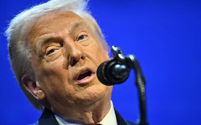 Le président américain Donald Trump s'exprime lors de la réunion du "Conseil de la paix" pendant la réunion annuelle du Forum économique mondial (WEF) à Davos, le 22 janvier 2026. (Crédit :  Mandel NGAN / AFP)