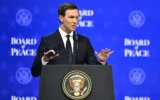 L'homme d'affaires américain Jared Kushner s'exprime lors de la réunion du "Conseil de la paix" pendant la réunion annuelle du Forum économique mondial (WEF) à Davos, en Suisse, le 22 janvier 2026. (Fabrice COFFRINI / AFP)