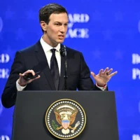 L'homme d'affaires américain Jared Kushner s'exprime lors de la réunion du "Conseil de la paix" pendant la réunion annuelle du Forum économique mondial (WEF) à Davos, en Suisse, le 22 janvier 2026. (Fabrice COFFRINI / AFP)