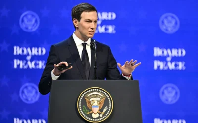 L'homme d'affaires américain Jared Kushner s'exprime lors de la réunion du "Conseil de la paix" pendant la réunion annuelle du Forum économique mondial (WEF) à Davos, en Suisse, le 22 janvier 2026. (Fabrice COFFRINI / AFP)