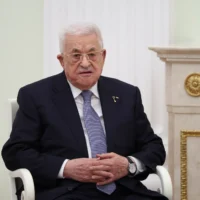 Le dirigeant de l’Autorité palestinienne, Mahmoud Abbas, participant à une réunion avec le président russe, au Kremlin, à Moscou, le 22 janvier 2026. (Crédit : Ramil Sitdikov/AFP)