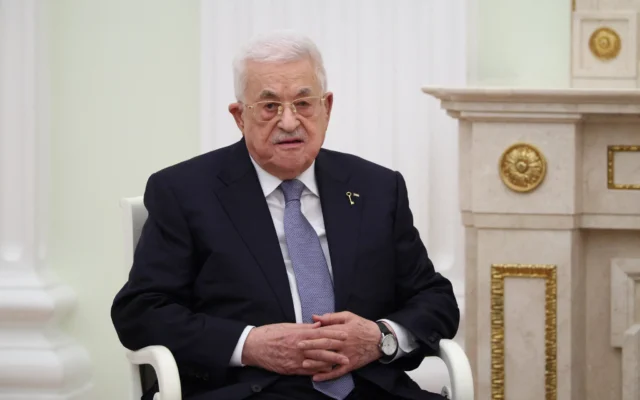 Le dirigeant de l’Autorité palestinienne, Mahmoud Abbas, participant à une réunion avec le président russe, au Kremlin, à Moscou, le 22 janvier 2026. (Crédit : Ramil Sitdikov/AFP)