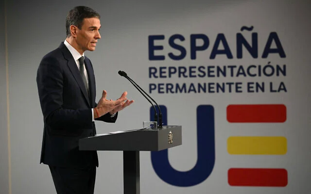 Le Premier ministre espagnol Pedro Sanchez prononce un discours lors d'une conférence de presse de clôture après une réunion d'urgence du Conseil européen, au siège européen à Bruxelles, en Belgique, le 22 janvier 2026. (Crédit : NICOLAS TUCAT / AFP)