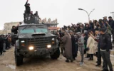 Illustration: Des membres des Forces démocratiques syriennes (FDS), à majorité kurde, arrivant à Aïn al-Arab, également connue sous le nom de Kobané, ville tenue par les Kurdes, le 23 janvier 2026, après leur retrait de la prison d'Al-Aqtan, dans la province de Raqqa, en Syrie. (Crédit : AFP)