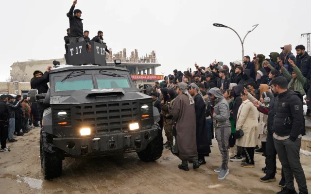Illustration: Des membres des Forces démocratiques syriennes (FDS), à majorité kurde, arrivant à Aïn al-Arab, également connue sous le nom de Kobané, ville tenue par les Kurdes, le 23 janvier 2026, après leur retrait de la prison d'Al-Aqtan, dans la province de Raqqa, en Syrie. (Crédit : AFP)