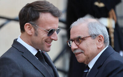 Le président français Emmanuel Macron (à gauche), portant des lunettes de soleil, serrant la main du Premier ministre libanais Nawaf Salam avant leur rencontre, à l'Élysée, à Paris, le 23 janvier 2026. (Crédit : Ludovic Marin/AFP)