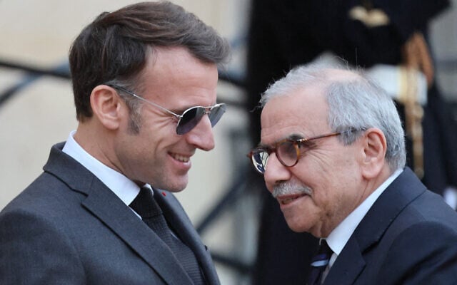 Le président français Emmanuel Macron (à gauche), portant des lunettes de soleil, serrant la main du Premier ministre libanais Nawaf Salam avant leur rencontre, à l'Élysée, à Paris, le 23 janvier 2026. (Crédit : Ludovic Marin/AFP) Le président français Emmanuel Macron (à gauche), portant des lunettes de soleil, serrant la main du Premier ministre libanais Nawaf Salam avant leur rencontre, à l'Élysée, à Paris, le 23 janvier 2026. (Crédit : Ludovic Marin/AFP)