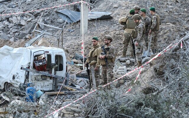 Des soldats libanais inspectant les lieux après une frappe aérienne israélienne qui a visé un bâtiment dans le village de Kfar Dounine, dans le sud du Liban, le 25 janvier 2026. (Crédit : Mahmoud Zayyat/AFP)