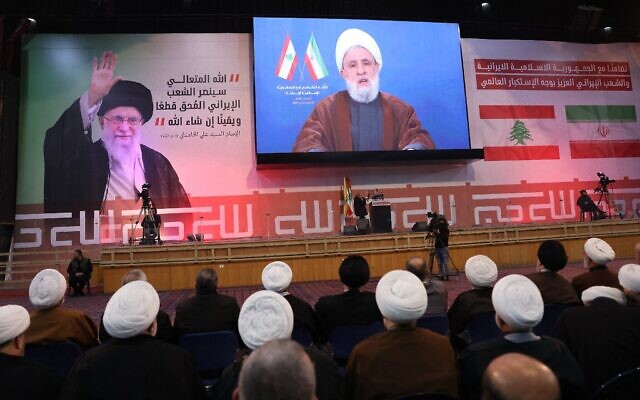 Des partisans regardant un discours télévisé du chef du groupe terroriste chiite libanais du Hezbollah, Naïm Qassem, lors d'un rassemblement pour montrer leur solidarité avec l'Iran, dans la banlieue sud de Beyrouth, le 26 janvier 2026. (Crédit : Anwar Amro/AFP)
