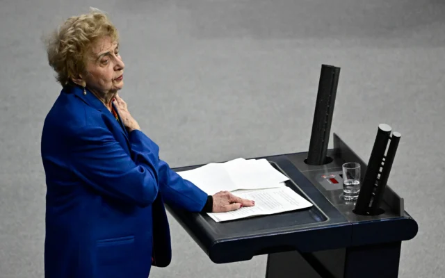Tova Friedman, survivante de la Shoah, s'adresse aux délégués et aux autorités de l'État lors d'une commémoration des victimes de la Shoah au Bundestag le 28 janvier 2026 à Berlin. (Crédit : Tobias SCHWARZ / AFP)