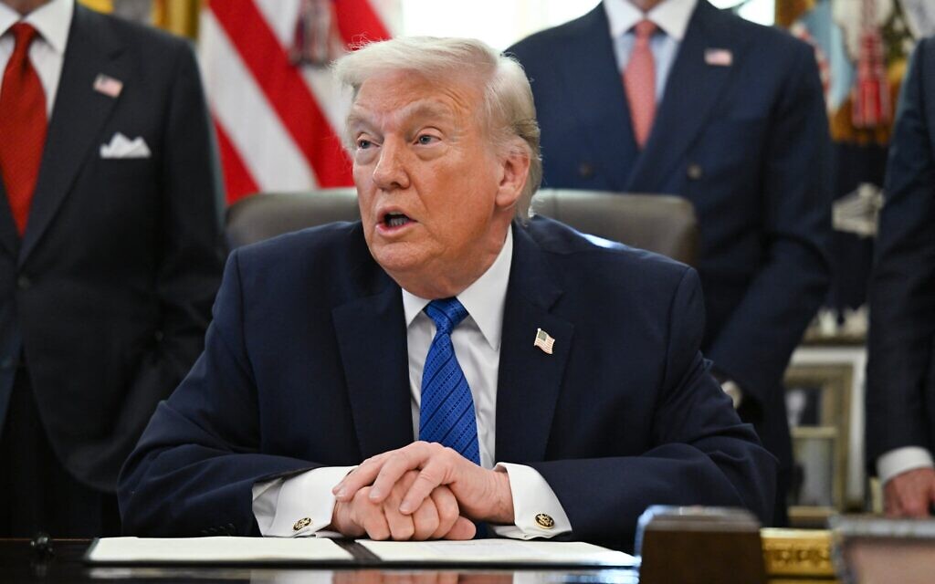 Le président américain Donald Trump s'exprimant avant de signer des décrets présidentiels, dans le Bureau ovale, à la Maison Blanche à Washington, le 30 janvier 2026. (Crédit : Annabelle Gordon/AFP)