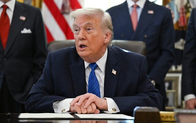 Le président américain Donald Trump s'exprimant avant de signer des décrets présidentiels, dans le Bureau ovale, à la Maison Blanche à Washington, le 30 janvier 2026. (Crédit : Annabelle Gordon/AFP)