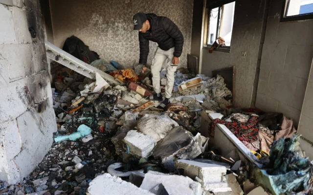 Un Palestinien observe les dégâts à l'intérieur d'un bâtiment après une frappe israélienne sur Gaza City le 31 janvier 2026. (Crédit : Omar AL-QATTAA / AFP)