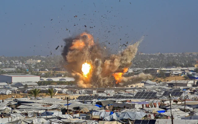 De la fumée et des flammes s'élevant après une frappe aérienne israélienne, à l'ouest de Khan Younès, dans le sud de la bande de Gaza, le 31 janvier 2026. (Crédit : Bashar Taleb/AFP)