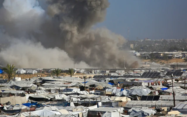 De la fumée s'élève après une frappe aérienne israélienne à l'ouest de Khan Younis, dans le sud de la bande de Gaza, le 31 janvier 2026. (Crédit : Bashar Taleb / AFP) De la fumée s'élève après une frappe aérienne israélienne à l'ouest de Khan Younis, dans le sud de la bande de Gaza, le 31 janvier 2026. (Crédit : Bashar Taleb / AFP)