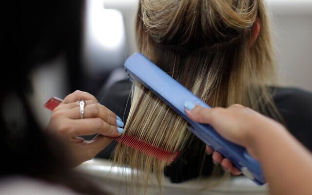 Cette photo illustrative prise le 3 février 2011 montre un lissage de cheveux dans un salon à Ipanema, Rio de Janeiro, Brésil. (Crédit : AP/Felipe Dana) Cette photo illustrative prise le 3 février 2011 montre un lissage de cheveux dans un salon à Ipanema, Rio de Janeiro, Brésil. (Crédit : AP/Felipe Dana)