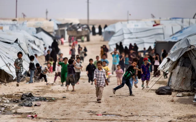 Des enfants se rassemblent devant leurs tentes, au camp d'al-Hol, qui héberge les familles des membres du groupe État islamique, dans la province de Hassaké, en Syrie, le 1er mai 2021. (Crédit : AP Photo/Baderkhan Ahmad)