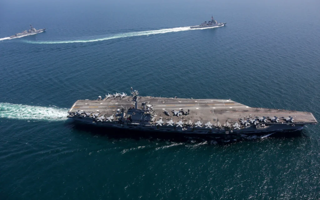 Photo d'Illustration : cette photo non datée fournie par la marine américaine le 13 avril 2022 montre l'USS Abraham Lincoln, au premier plan, et d'autres navires de guerre naviguant en formation lors d'un exercice bilatéral américano-japonais dans la mer du Japon. (Crédit : US Navy via AP)