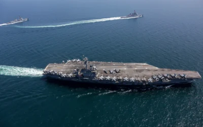 Photo d'Illustration : cette photo non datée fournie par la marine américaine le 13 avril 2022 montre l'USS Abraham Lincoln, au premier plan, et d'autres navires de guerre naviguant en formation lors d'un exercice bilatéral américano-japonais dans la mer du Japon. (Crédit : US Navy via AP)