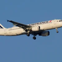 Un Airbus A320 d'Air France s'apprête à atterrir à Lisbonne, au Portugal, le 10 octobre 2023. (Crédit : AP/Armando Franca)