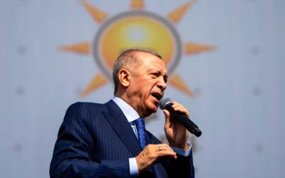 Le président turc et chef du Parti de la justice et du développement (AKP), Recep Tayyip Erdogan, prononce un discours lors d'un rassemblement de campagne à Istanbul, en Turquie, le 24 mars 2024, en vue des élections municipales nationales. (Crédit :  AP/Francisco Seco)