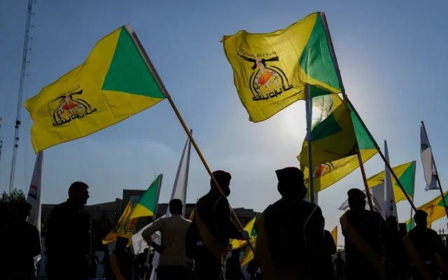 Des combattants des Forces de mobilisation populaire assistent aux funérailles d'un commandant du groupe paramilitaire Kataib Hezbollah tué lors d'une frappe aérienne américaine, à Bagdad, en Irak, le 8 février 2024. (Crédit : AP/Hadi Mizban, fichier)