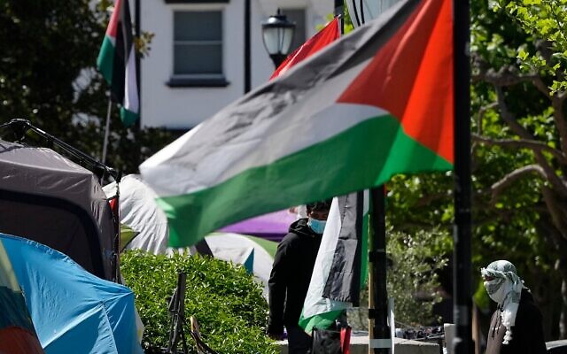 Des tentes de protestation anti-Israël installées devant le Sproul Hall, à l'Université de Californie, à Berkeley, en Californie, le 2 mai 2024. (Crédit : Jeff Chiu/AP)