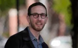 Le sénateur de l'État de Californie Scott Wiener lors d'un événement organisé pour Halloween dans le cadre de sa campagne électorale à San Francisco, samedi 26 octobre 2024. (Crédit : AP Photo/Jeff Chiu)