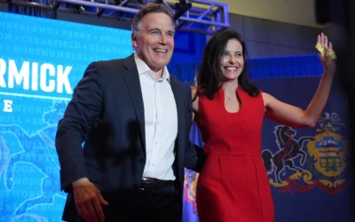 David McCormick, candidat républicain au Sénat de Pennsylvanie (à gauche), arrive à Pittsburgh pour parler avec sa femme, Dina Powell, lors d'une soirée électorale le 6 novembre 2024. (Crédit : AP/Gene J. Puskar)