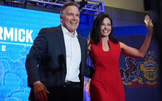 David McCormick, candidat républicain au Sénat de Pennsylvanie (à gauche), arrive à Pittsburgh pour parler avec sa femme, Dina Powell, lors d'une soirée électorale le 6 novembre 2024. (Crédit : AP/Gene J. Puskar)
