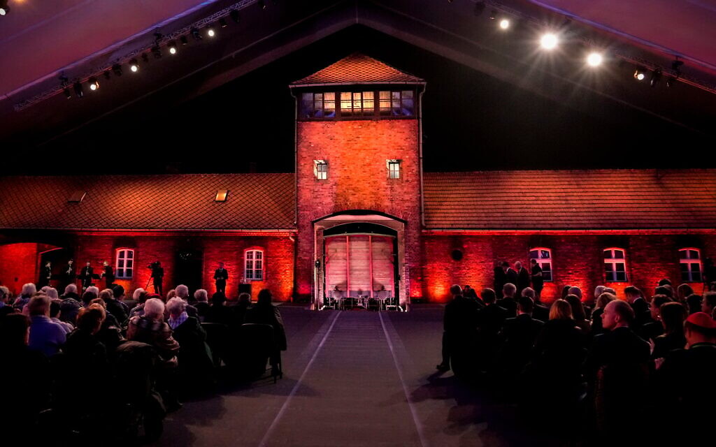 Des survivants de la Shoah et des invités assis dans l'ancien camp de concentration et d'extermination nazi d'Auschwitz-Birkenau, lors d'une cérémonie marquant le 80ᵉ anniversaire de sa libération, à Oswiecim, en Pologne, le 27 janvier 2025. (Crédit : Czarek Sokolowski/AP Photo)
