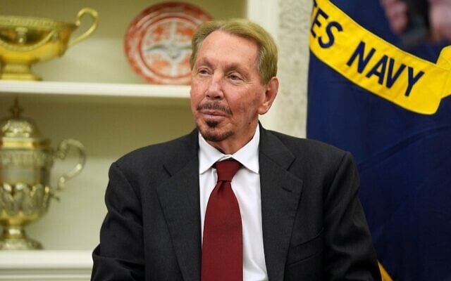 Larry Ellison, président et directeur technique d'Oracle Corporation, assis dans le bureau ovale de la Maison Blanche à Washington, tandis que le président américain Donald Trump (absent de la photo) signe un décret, le 3 février 2025. (Crédit : AP Photo/Evan Vucci)