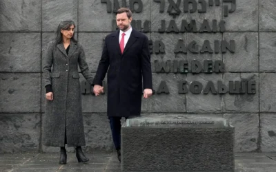 Le vice-président américain JD Vance et la deuxième dame Usha Vance s’éloignent après s’être arrêtés un instant devant l’urne contenant les cendres du prisonnier inconnu au mémorial du camp de concentration de Dachau, près de Munich, en Allemagne, le 13 février 2025. (Crédit : Matthias Schrader/AP)