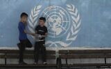 Illustration : des élèves prennent leur goûter pendant la récréation dans la cour de l'école pour garçons de l'UNRWA, gérée par l'agence des Nations Unies pour les réfugiés palestiniens dans le camp de réfugiés de Shuafat, à Jérusalem-Est, le 29 avril 2025. (Crédit : AP/Maya Alleruzzo)