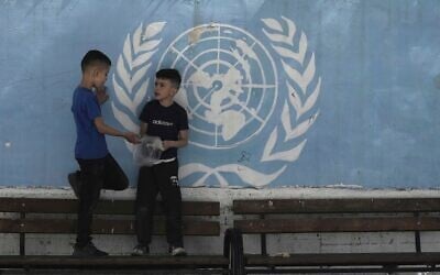 Illustration : des élèves prennent leur goûter pendant la récréation dans la cour de l'école pour garçons de l'UNRWA, gérée par l'agence des Nations Unies pour les réfugiés palestiniens dans le camp de réfugiés de Shuafat, à Jérusalem-Est, le 29 avril 2025. (Crédit : AP/Maya Alleruzzo)