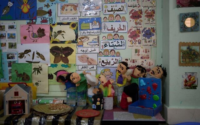 Illustration : Des marionnettes et du matériel pédagogique, dans une salle de classe de l'école pour garçons de l'Office très controversé de secours et de travaux des Nations unies pour les réfugiés de Palestine dans le Proche-Orient (UNRWA), dans le camp de réfugiés de Shuafat, à Jérusalem-Est, le 29 avril 2025. (Crédit : Maya Alleruzzo/AP Photo)