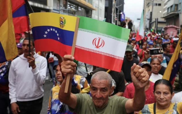 Un homme brandissant les drapeaux nationaux du Venezuela et de l'Iran lors d'une marche organisée par le gouvernement dans le contexte de la guerre entre Israël et l'Iran, à Caracas, au Venezuela, le 19 juin 2025. (Crédit : Jesus Vargas/AP Photo) Un homme brandissant les drapeaux nationaux du Venezuela et de l'Iran lors d'une marche organisée par le gouvernement dans le contexte de la guerre entre Israël et l'Iran, à Caracas, au Venezuela, le 19 juin 2025. (Crédit : Jesus Vargas/AP Photo)