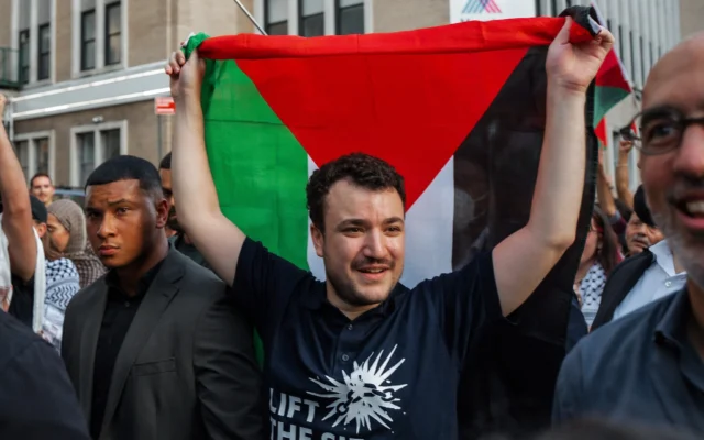 L'activiste américain anti-israélien et pro-palestinien Mahmoud Khalil brandit un drapeau palestinien lors d'un rassemblement célébrant son retour après avoir été détenu dans un centre de rétention pour immigrants, le 22 juin 2025, à New York. (Crédit : AP Photo/Olga Fedorova) L'activiste américain anti-israélien et pro-palestinien Mahmoud Khalil brandit un drapeau palestinien lors d'un rassemblement célébrant son retour après avoir été détenu dans un centre de rétention pour immigrants, le 22 juin 2025, à New York. (Crédit : AP Photo/Olga Fedorova)