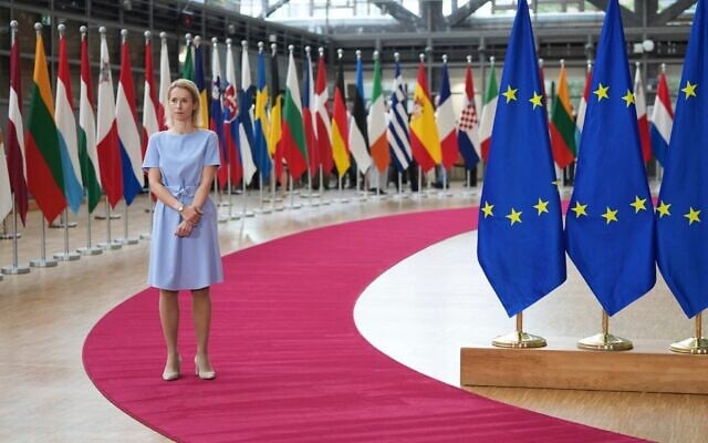 La chef de la politique étrangère de l'Union européenne, Kaja Kallas, à son arrivée à une réunion des ministres des Affaires étrangères de l'UE au bâtiment du Conseil européen, à Bruxelles, le 23 juin 2025. (Crédit : Virginia Mayo/AP Photo) La chef de la politique étrangère de l'Union européenne, Kaja Kallas, à son arrivée à une réunion des ministres des Affaires étrangères de l'UE au bâtiment du Conseil européen, à Bruxelles, le 23 juin 2025. (Crédit : Virginia Mayo/AP Photo)