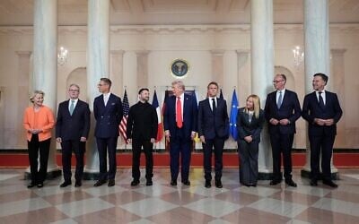 De gauche à droite : Ursula von der Leyen, présidente de la Commission européenne, Keir Starmer, Premier ministre britannique, Alexander Stubb, président finlandais, Volodymyr Zelenskyy, président ukrainien, le président américain Donald Trump, le président français Emmanuel Macron, la Premier ministre italienne Giorgia Meloni, le chancelier allemand Friedrich Merz et le secrétaire général de l'OTAN Mark Rutte posent pour une photo de groupe dans le Grand Foyer de la Maison Blanche, à Washington, le 18 août 2025. (Crédit : Alex Brandon/AP Photo)