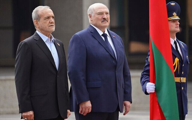 Le président biélorusse Alexandre Loukachenko (au centre) et le président iranien Massoud Pezeshkian (à gauche) assistant à une cérémonie de bienvenue avant leurs pourparlers, à Minsk, en Biélorussie, le 20 août 2025. (Crédit : Service de presse présidentiel biélorusse via AP)