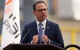 Le gouverneur de Pennsylvanie, Josh Shapiro, s'exprimant sur le chantier naval Hanwha Philly Shipyard, à Philadelphie, le 26 août 2025. (Crédit : Matt Slocum/AP)