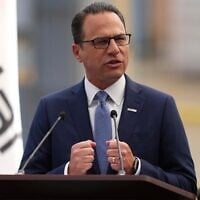 Le gouverneur de Pennsylvanie, Josh Shapiro, s'exprimant sur le chantier naval Hanwha Philly Shipyard, à Philadelphie, le 26 août 2025. (Crédit : Matt Slocum/AP)