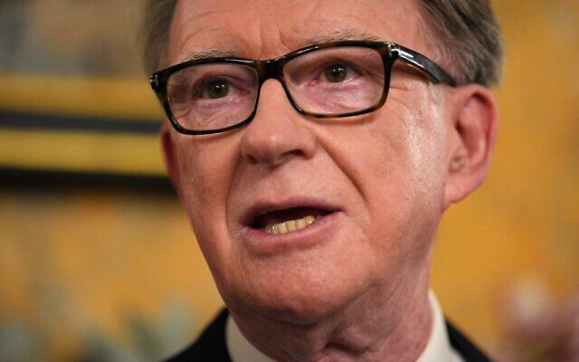 Peter Mandelson, alors ambassadeur britannique aux États-Unis, s'exprimant lors d'une réception à la résidence de l'ambassadeur, à Washington, le 26 février 2025. (Crédit : Carl Court/Pool Photo via AP) Peter Mandelson, alors ambassadeur britannique aux États-Unis, s'exprimant lors d'une réception à la résidence de l'ambassadeur, à Washington, le 26 février 2025. (Crédit : Carl Court/Pool Photo via AP)