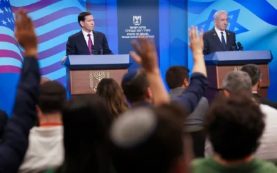 Des journalistes lèvent la main alors que le Premier ministre israélien Benjamin Netanyahu, à droite, et le secrétaire d’État américain Marco Rubio tiennent une conférence de presse conjointe au bureau du Premier ministre, lors de la visite de Rubio, à Jérusalem, le lundi 15 septembre 2025. (Crédit : Nathan Howard/AP) Des journalistes lèvent la main alors que le Premier ministre israélien Benjamin Netanyahu, à droite, et le secrétaire d’État américain Marco Rubio tiennent une conférence de presse conjointe au bureau du Premier ministre, lors de la visite de Rubio, à Jérusalem, le lundi 15 septembre 2025. (Crédit : Nathan Howard/AP)