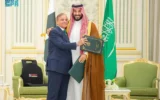 Le Premier ministre pakistanais Shehbaz Sharif (à gauche) donnant l'accolade au prince héritier saoudien Mohammed ben Salmane après avoir signé un pacte de défense conjoint à Ryad, en Arabie Saoudite, le 17 septembre 2025. (Crédit : Agence de presse saoudienne via AP)