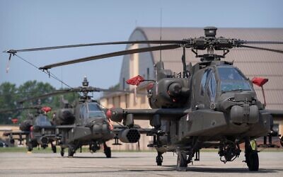 Des hélicoptères AH-64E Apache de l'armée américaine sont photographiés à la base militaire Joint Base Andrews, le 12 juin 2025. (Crédit : AP Photo/Mark Schiefelbein)