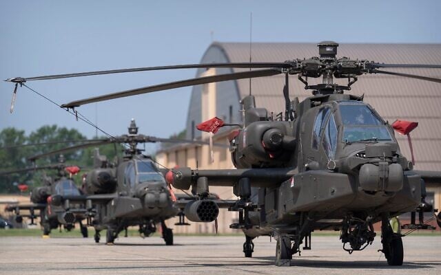 Des hélicoptères AH-64E Apache de l'armée américaine sont photographiés à la base militaire Joint Base Andrews, le 12 juin 2025. (Crédit : AP Photo/Mark Schiefelbein)